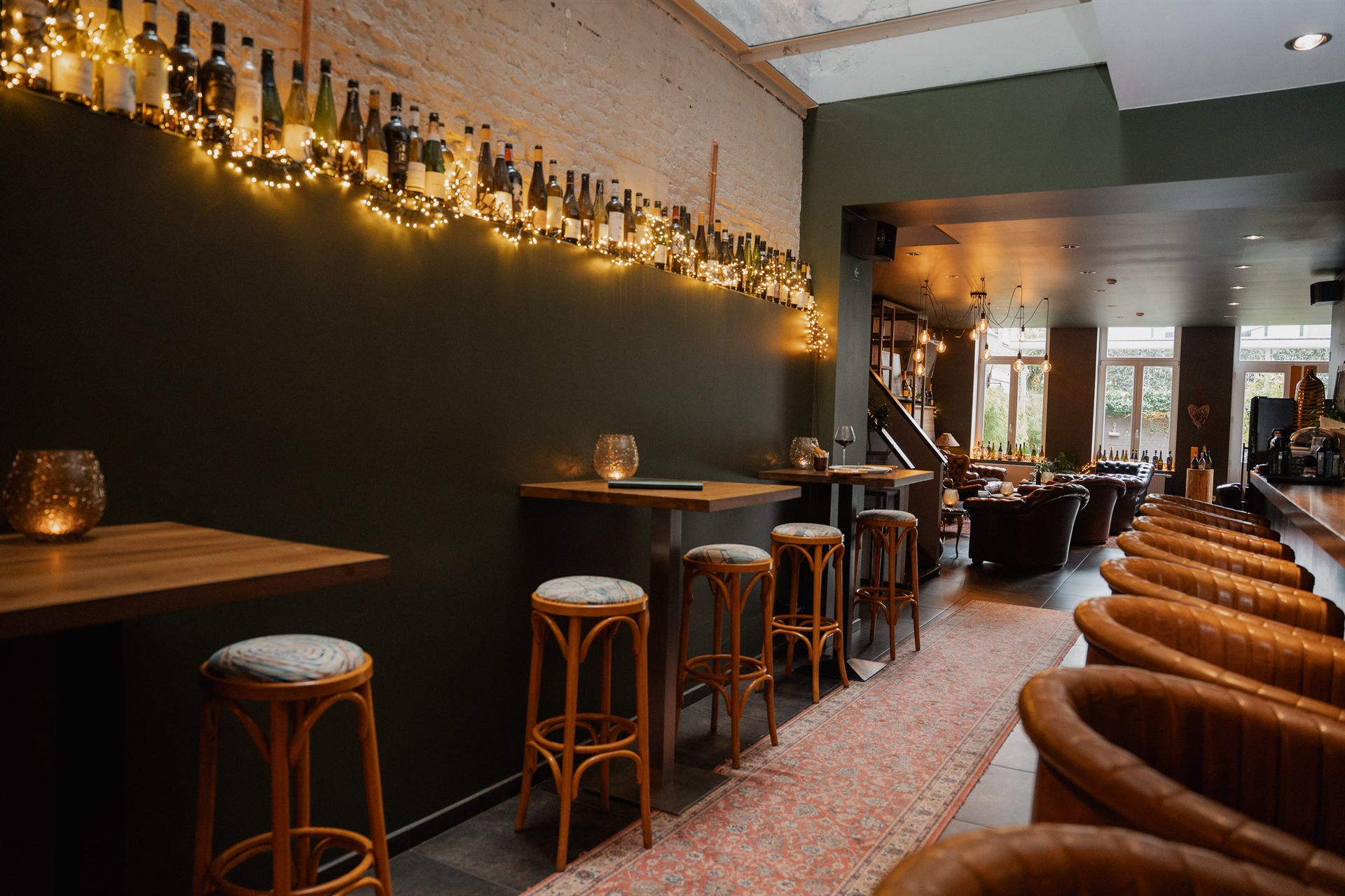 Het interieur van bar Célavie in Maaseik